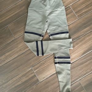 Alo Yoga Leggings - olive green with black detail